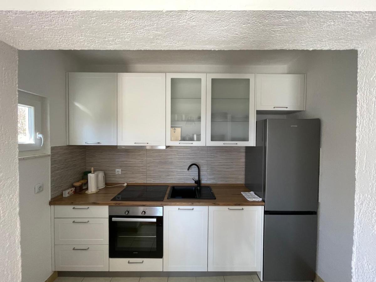Apartman Ana Vrlika Exterior photo